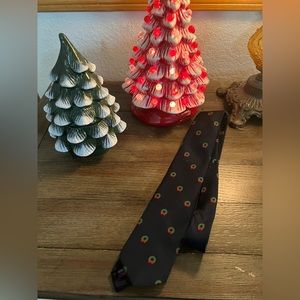 Vintage Christmas tie! Navy with wreaths on‎ it! Classy and festive !!
